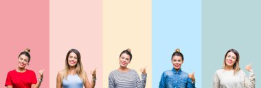 Kolaj renkli vintage genç güzel kadın bir seyir ve başparmak yanında işaret mutlu yüz ile gülümseyen izole arka plan şeritler.