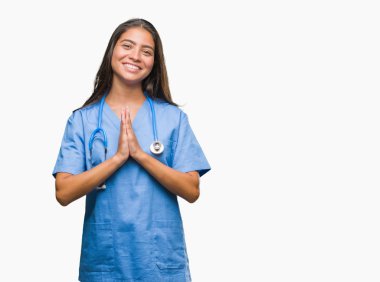 Genç Arap Doktor cerrah kadın ellerle birlikte AF emin gülümseyen için soran dua izole arka plan.