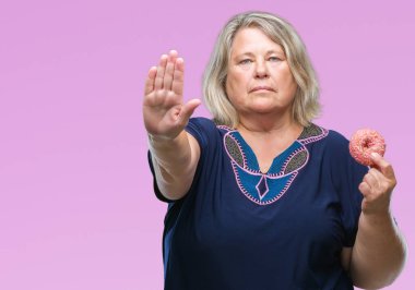 Kıdemli artı boyutu hata, korku, sessizlik içinde gizli kavramı korkmuş ifade için utanç ile izole arka kapak ağız el ile üzerinden şeker donut yemek kafkas kadın şok