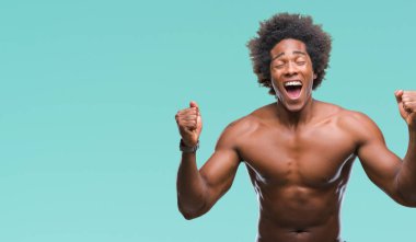Kızgın ve çığlık kaldırdı ve kapalı gözleri heyecanlı silah ile başarı için çılgın çıplak vücut kutluyor izole arka plan üzerinde gösterilen Afro Amerikalı gömleksiz adam. Kazanan kavramı