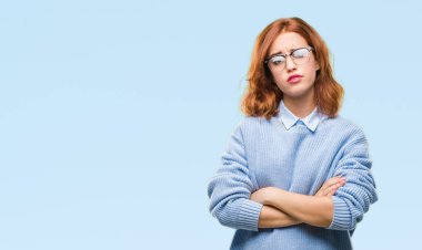 İzole arka yüz çapraz kolları olan kış kazak şüpheci ve sinir, onaylamayan ifade giyen genç güzel kadın. Negatif kişi.