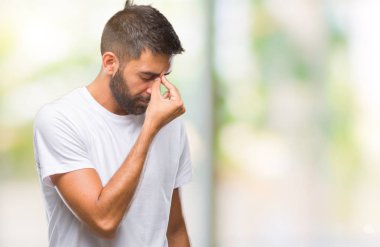 İzole arka burun ve göz yorgunluğu ve baş ağrısı duygu sürtünme yorgun yetişkin İspanyol adam. Stres ve hayal kırıklığı kavramı.