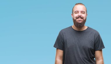 Genç beyaz hipster adam yüzünde mutlu ve güzel bir gülümseme ile izole arka plan üzerinde. Şanslı kişi.