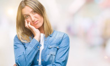 İzole arka plan düşünme seyir üzerinde genç güzel kadın yorgun ve sıkılmış çapraz silah depresyon sorunları ile.