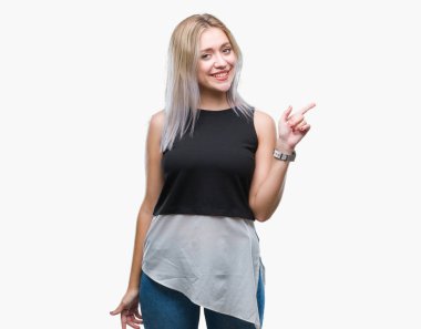 Kameraya bakarak yan el ve parmak ile işaret izole arka yüzünde kocaman bir gülümseme ile genç sarışın kadın.