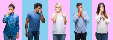 Bir şey pis ve iğrenç kokulu renkli izole arka plan, dayanılmaz koku, holding nefes burun parmaklar ile rahat gençlerin grup kolaj. Kötü kokuyor kavramı.