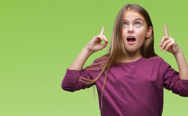 Genç güzel kız izole arka plan üzerinden hayran ve yukarıya bakıp parmakları ile işaret şaşırttı ve silah kaldırdı.