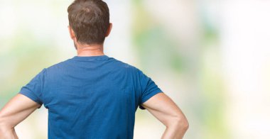 Geriye doğru uzakta silah ile vücut üzerinde seyir ayakta izole arka plan üzerinde gözlük nedir yakışıklı orta yaş ağarmış komuta sizde