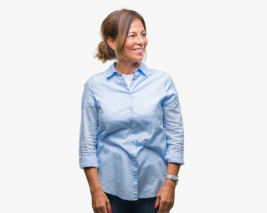 İzole arka plan uzak tarafına gülümseme ile yüzünde, doğal ifade seyir üzerinde orta yaş İspanyol kadın kıdemli. Kendine güvenen gülüyor.