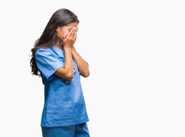 Genç Arap Doktor cerrah kadın ağlayarak süre elleriyle yüzünü kapsayan üzgün ifade ile izole arka plan yüzünden. Depresyon kavramı.