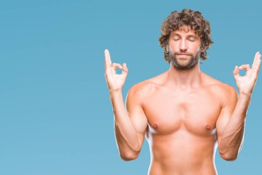Yakışıklı İspanyol modeli adam seksi ve gömleksiz izole arka plan üzerinde dinlenmek ve gülümseyen gözlerle parmak ile meditasyon jest yapıyor kapalı. Yoga kavramı.