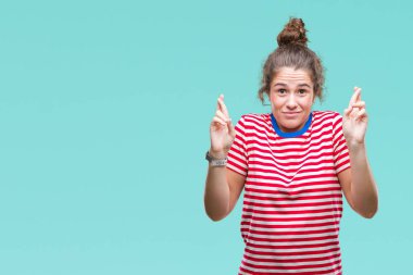 Casual göz üzerinde giyen genç kız arka plan geçiş parmakları umut ve gözleri kapalı ile gülümseyen izole güzel esmer kıvırcık saçlı. Şans ve batıl kavramı.