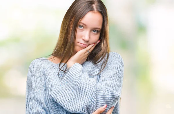 Junge Schöne Kaukasische Frau Trägt Winterpullover Über Isoliertem Hintergrund Denken — Stockfoto