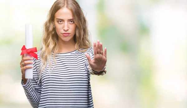 Bella Giovane Donna Bionda Possesso Certificato Laurea Sfondo Isolato Con — Foto Stock