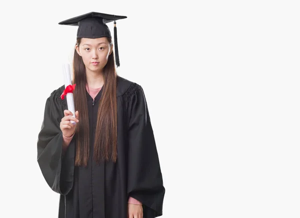 Unga Kinesiska Kvinnan Bär Graduate Uniform Håller Papper Examen Med — Stockfoto