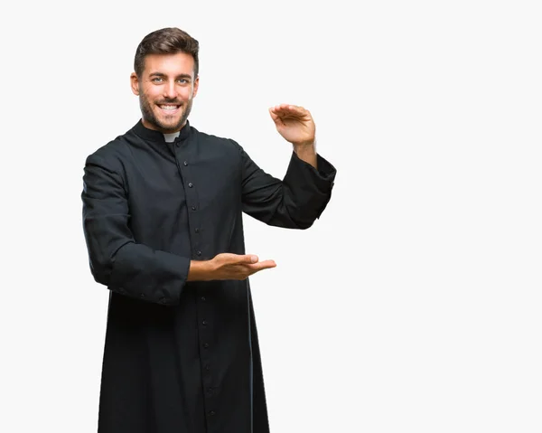 Молодой Католический Христианский Священник Изолированном Фоне Жестикулирует Руками Показывая Большой — стоковое фото