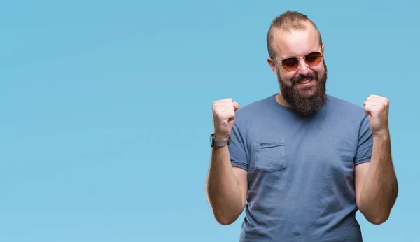 Joven Hombre Hipster Caucásico Con Gafas Sol Sobre Fondo Aislado —  Fotos de Stock