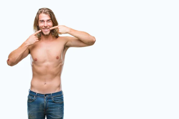 Joven Hombre Guapo Sin Camisa Con Pelo Largo Que Muestra — Foto de Stock