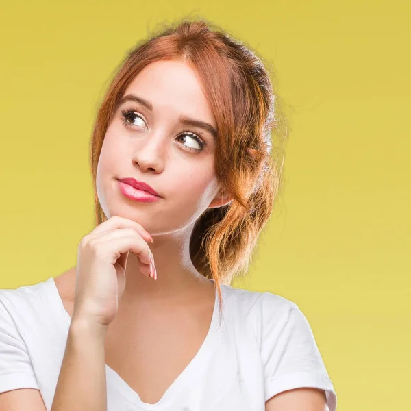 Joven Mujer Hermosa Sobre Fondo Aislado Con Mano Barbilla Pensando —  Fotos de Stock