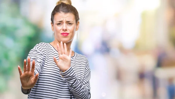 年轻美丽的女人随意条纹毛衣在孤立的背景恐惧和恐惧的表情停止手势用手 大喊在震惊 恐慌的概念 — 图库照片