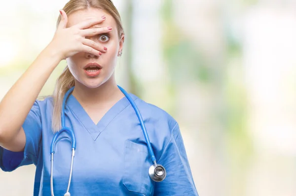 Ung Blond Kirurg Læge Kvinde Isoleret Baggrund Kigger Chok Dækker - Stock-foto