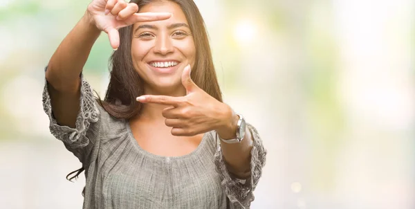 Mujer Árabe Hermosa Joven Sobre Fondo Aislado Sonriendo Haciendo Marco —  Fotos de Stock