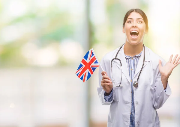 Joven Doctora Hispana Sosteniendo Bandera Del Reino Unido Muy Feliz —  Fotos de Stock