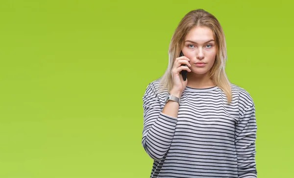 Junge Kaukasische Frau Zeigt Smartphone Bildschirm Vor Isoliertem Hintergrund Mit — Stockfoto