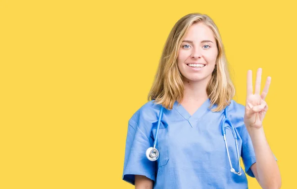 Schöne Junge Ärztin Trägt Medizinische Uniform Über Isoliertem Hintergrund Zeigt — Stockfoto