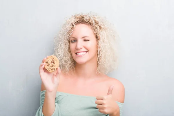 Jovem Loira Sobre Grunge Parede Cinza Comendo Panela Chocolate Chip — Fotografia de Stock