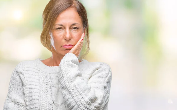 中年资深西班牙裔妇女穿着冬季毛衣在孤立的背景下思考看累了 厌倦了与交叉手臂抑郁症问题 — 图库照片