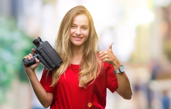 Jovem Bela Mulher Loira Filmando Usando Câmera Vintage Sobre Fundo — Fotografia de Stock