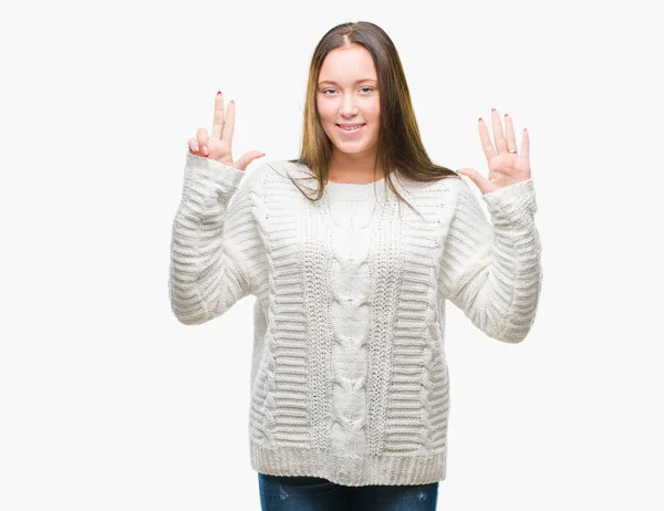 年轻美丽的白人妇女穿着冬季毛衣在孤立的背景显示和指向与手指数字八同时微笑自信和快乐 — 图库照片