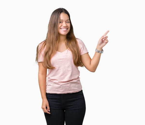 Jovem Bela Mulher Morena Vestindo Camiseta Rosa Sobre Fundo Isolado — Fotografia de Stock