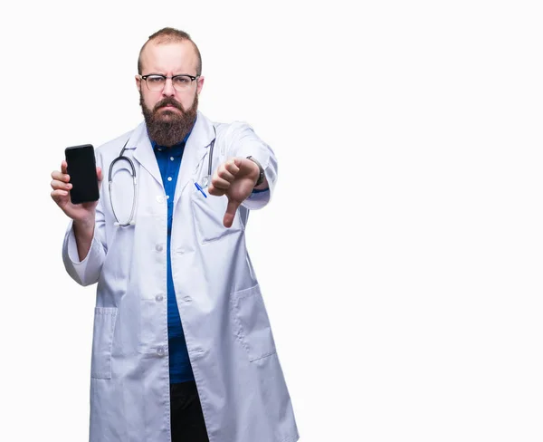 Ung Läkare Man Visar Smartphone Skärmen Över Isolerade Bakgrund Med — Stockfoto