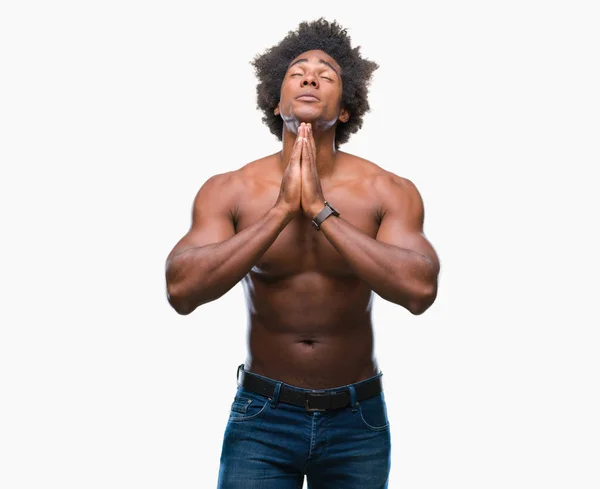 美国黑人赤裸上身的裸体男子在孤立的背景下乞讨和祈祷与希望表达在脸上非常情绪化和担心 请求宽恕 宗教概念 — 图库照片