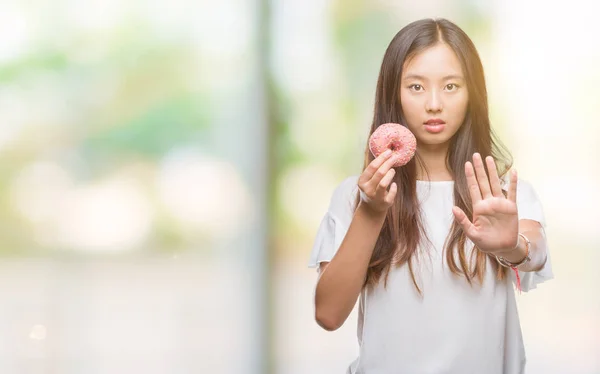 Joven Mujer Asiática Comiendo Donut Sobre Fondo Aislado Con Mano —  Fotos de Stock