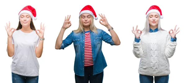 一群年轻女性在孤立的背景下戴着圣诞帽 放松身心 闭着眼睛用手指做冥想手势 瑜伽概念 — 图库照片