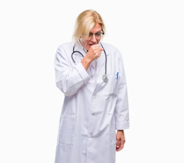 Orta Yaş Sarışın Doktor Kadın Hasta Soğuk Veya Bronşit Için — Stok fotoğraf
