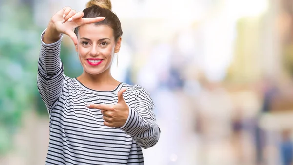 Mujer Hermosa Joven Suéter Rayas Casuales Sobre Fondo Aislado Sonriendo —  Fotos de Stock