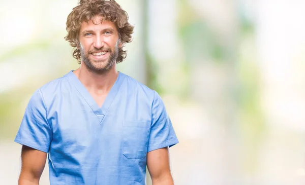 Guapo Médico Cirujano Hispano Sobre Fondo Aislado Con Una Sonrisa — Foto de Stock