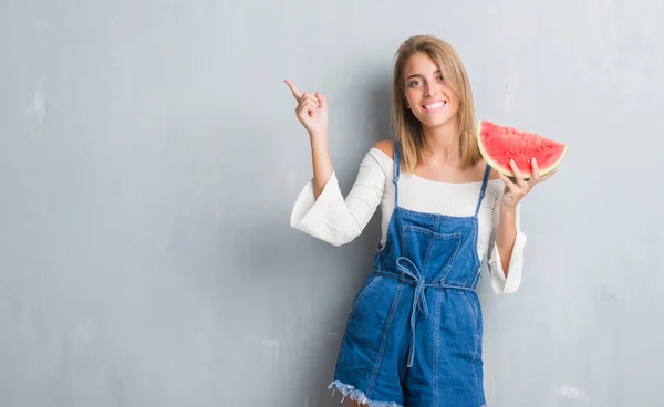 Hermosa Mujer Joven Sobre Pared Gris Grunge Comiendo Sandía Muy —  Fotos de Stock