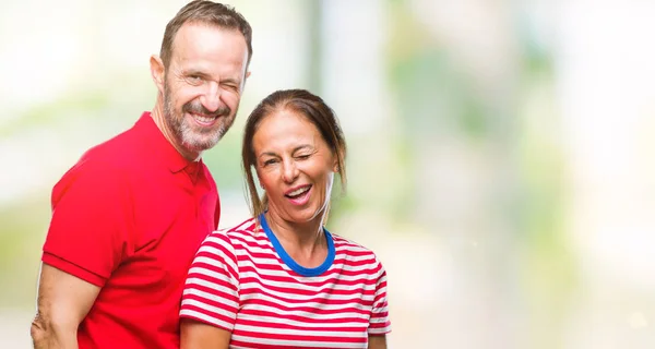 Medelåldern Spansktalande Par Kärlek Över Isolerade Bakgrund Winking Tittar Kameran — Stockfoto