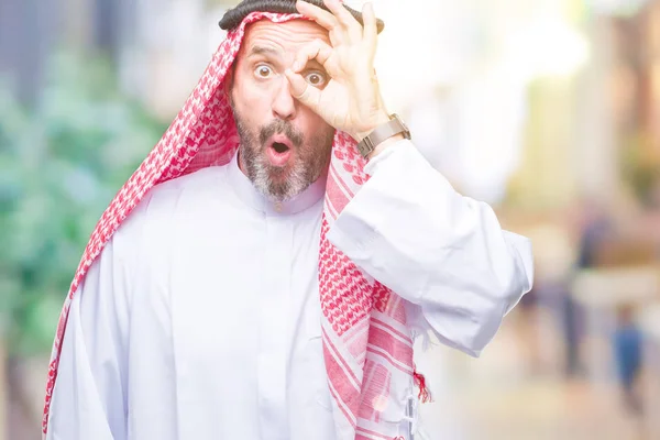 のジェスチャーを行う分離の背景にクーフィーヤ身に着けているアラブの年配の男性は驚いた顔 指を通して見る目でショックを受けました 疑うような式 — ストック写真