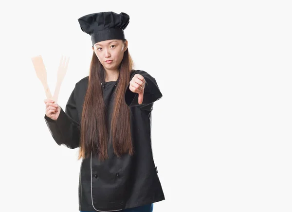 若い中国の女性を分離怒った顔 不承諾と負の符号を示す嫌い 拒絶反応の概念と背景着てシェフ制服 — ストック写真