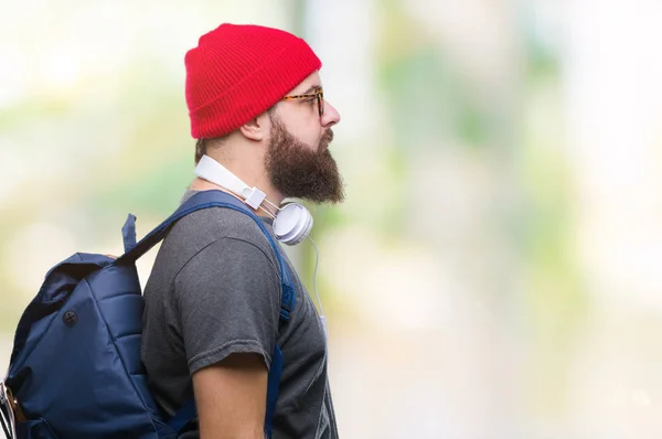 Joven Hombre Hipster Con Gorra Lana Roja Mochila Sobre Fondo —  Fotos de Stock