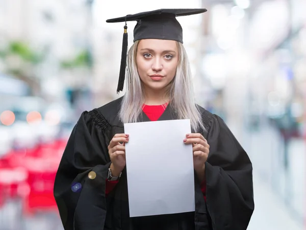 Unga Blonda Kvinnan Bär Graduate Uniform Innehar Graden Över Isolerade — Stockfoto