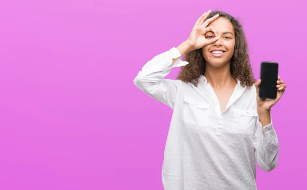 Mulher Hispânica Jovem Usando Smartphone Com Rosto Feliz Sorrindo Fazendo — Fotografia de Stock