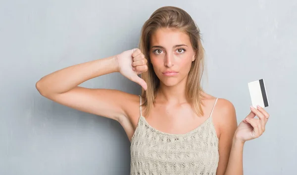 Bella Giovane Donna Sopra Grunge Muro Grigio Con Carta Credito — Foto Stock