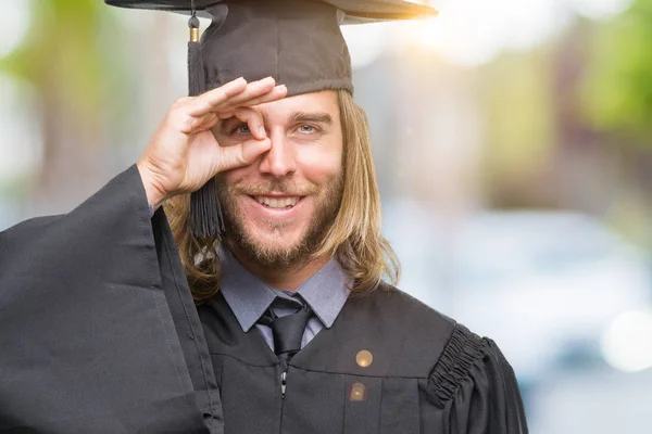 Jovem Bonito Graduado Homem Com Cabelos Longos Sobre Fundo Isolado — Fotografia de Stock